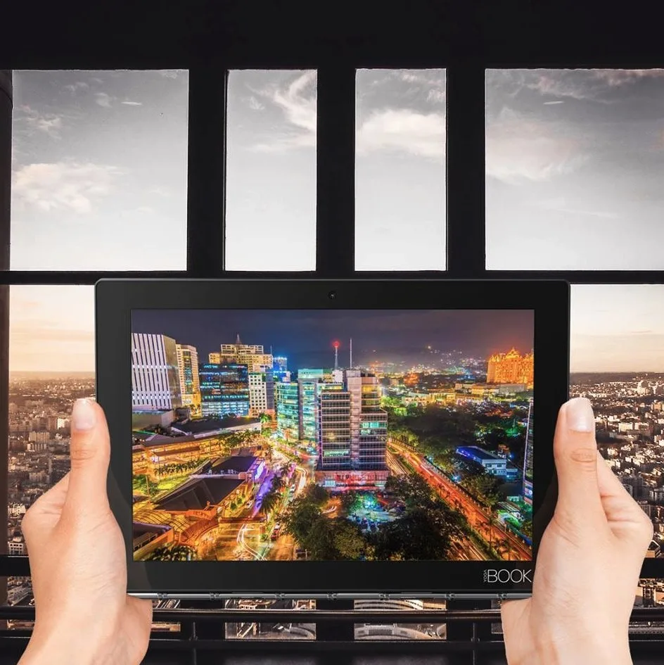 Pieza de Lenovo Yoga Book mostrando una ciudad de noche